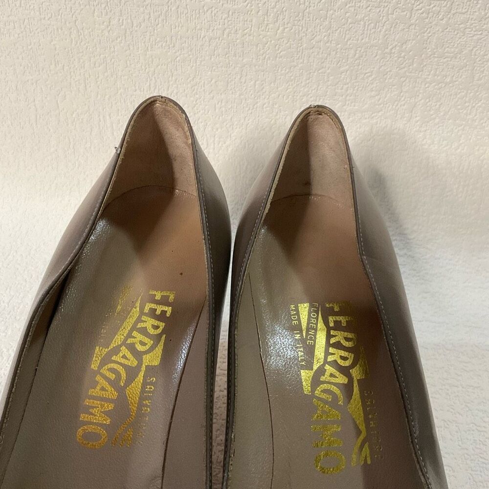 Salvatore Ferragamo 1129 Women 7,5 Beige Leather Pump Heel Shoe Career Business - Picture 6 of 13